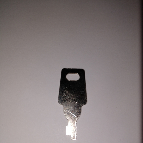Random square head mini key, gently used - Picture 4 of 4